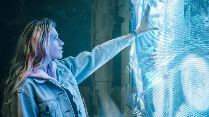 Woman-screen-personified-advertising